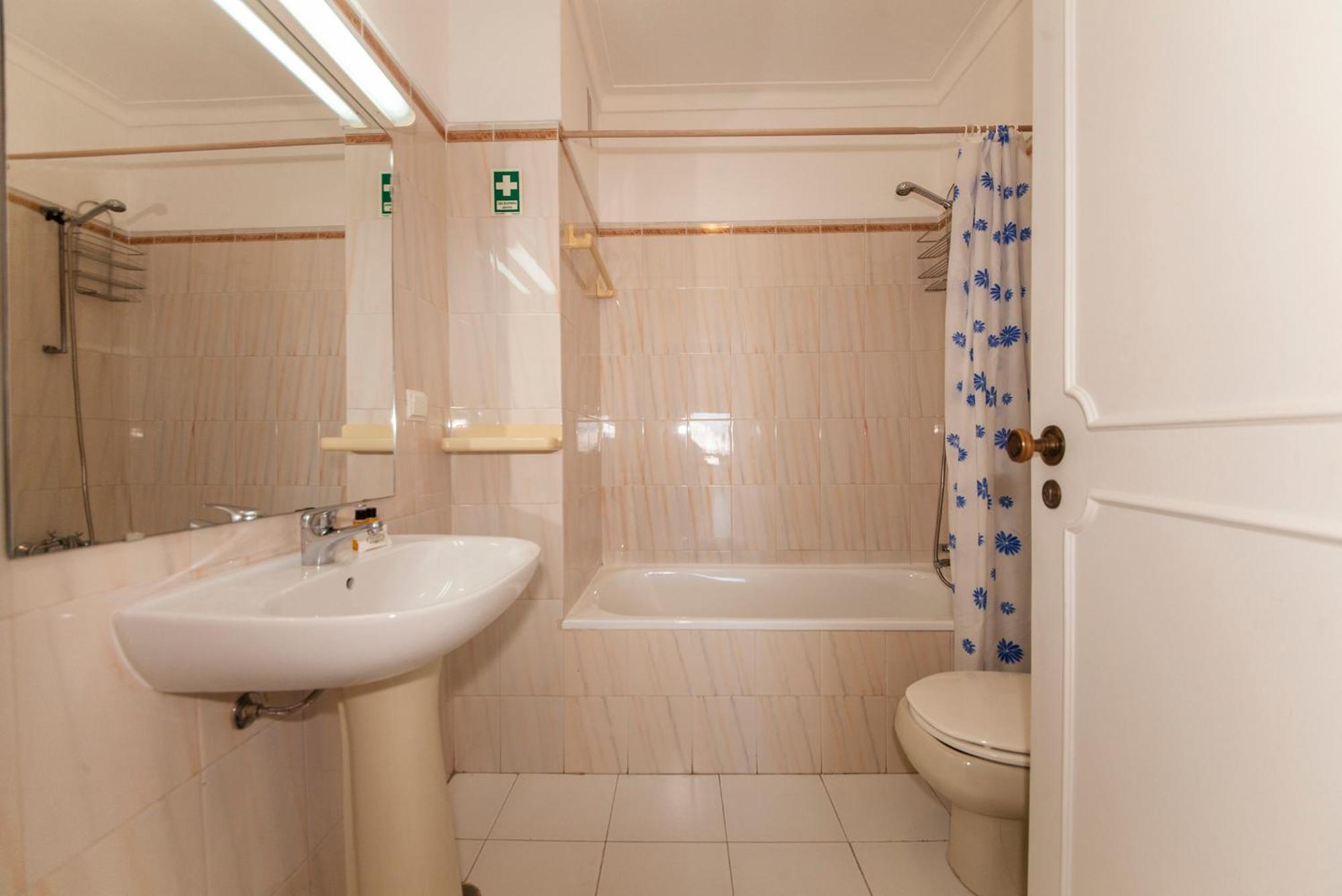 B25 - Candimar Beach Apartment Portimao Bagian luar foto